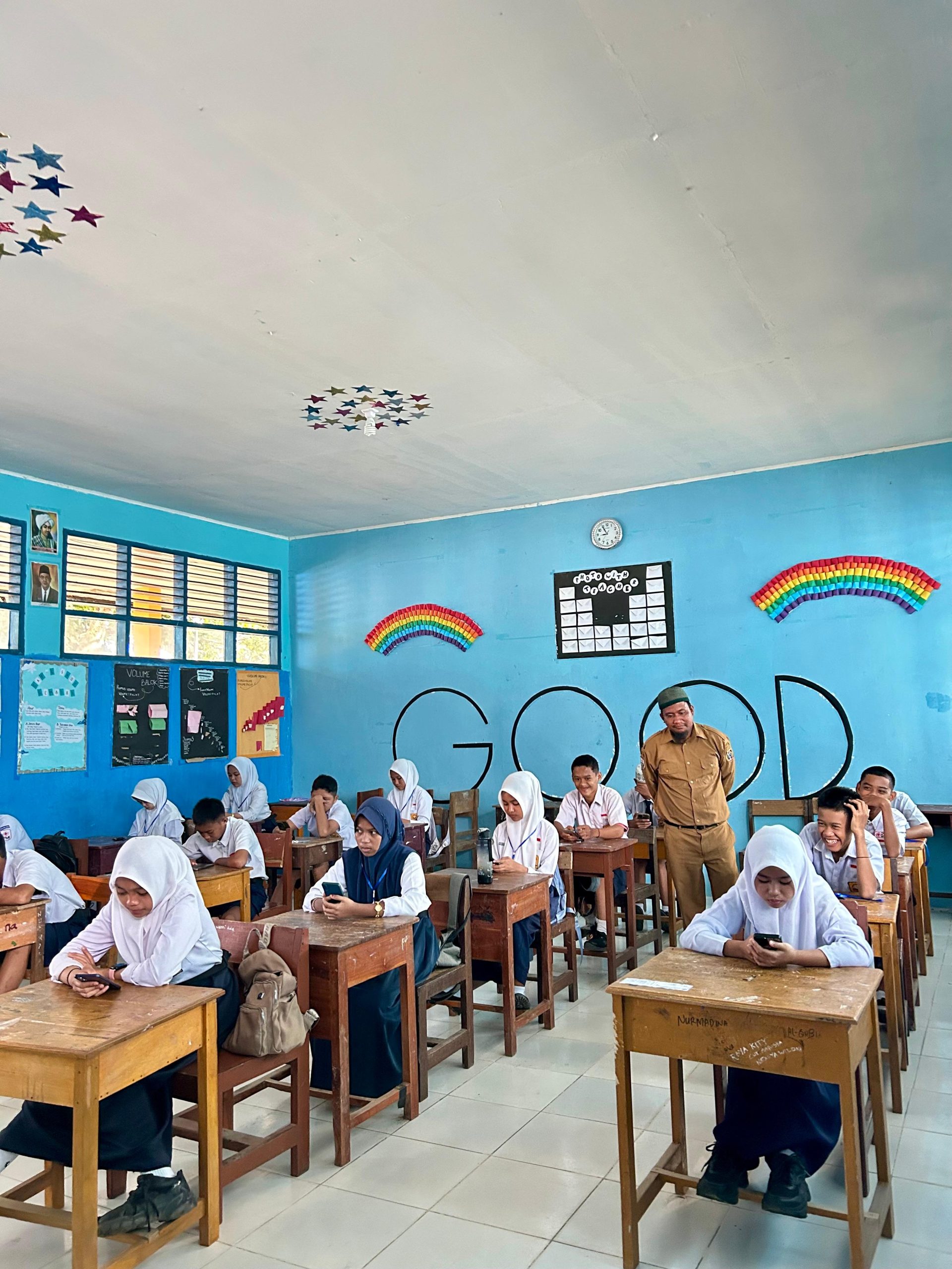 “Writing the Future in English: Siswa SMPN 6 Wonomulyo Tuntaskan AASP dengan Semangat Global”